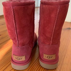 Woman’s size 6 Uggs Pink EUC only worn few times